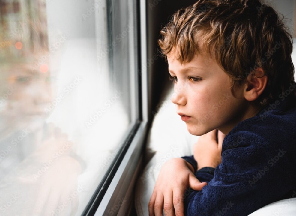 Фото с https://stock.adobe.com/ru/images/boy-stays-home-bored-by-school-closings-due-to-covid-pandemic/333265687?as_campaign=ftmigration2