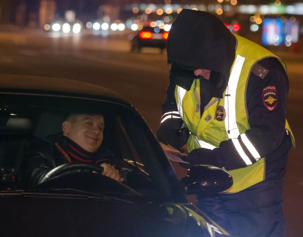 Что говорить гаишнику. Инспектор гибдд остановил автомобиль. Гиашник. Водитель и гаи. Инспектор гаи.