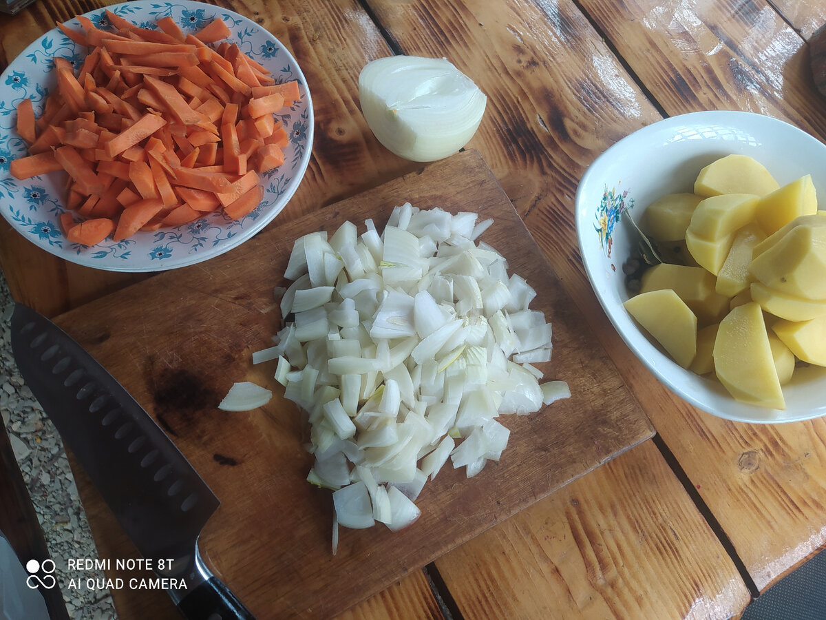 Главная ошибка в том, что сюда ещё нужно было добавить томаты и болгарский перец... У нас их не было, да и ладно 🤣