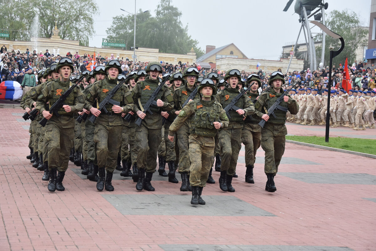 Приняли участие в митинге посвященному дню победы. Театрализованное представление на параде 9 мая.