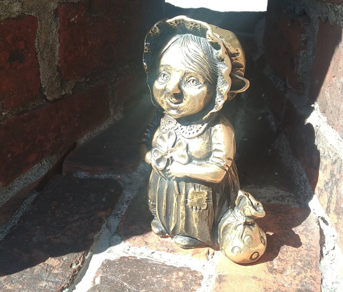 Бабушка хомлин при входе в музей янтаря