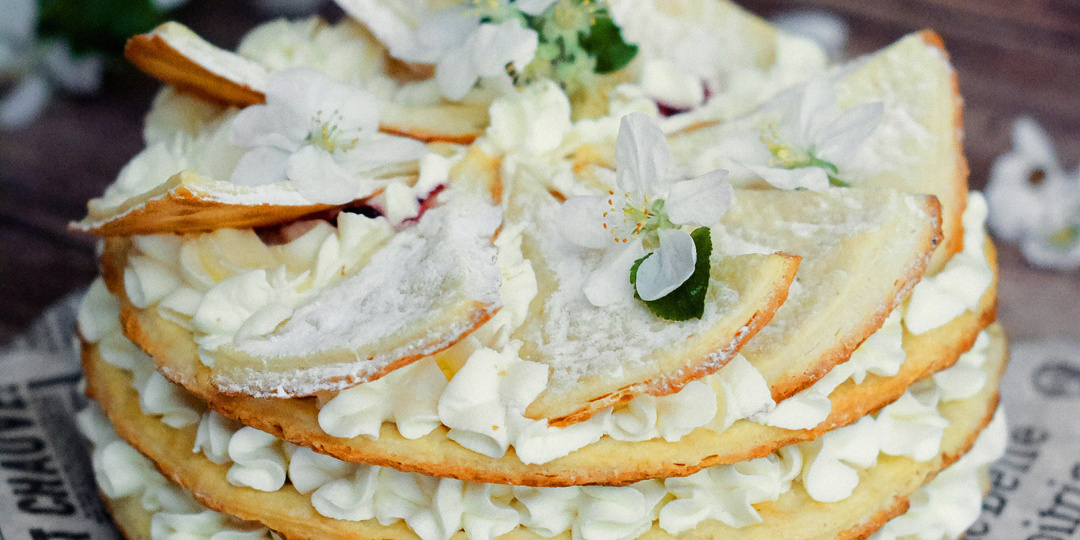 Торт "Фризский": рецепт очень вкусного торта со слоёными коржами, кремом чиз и сливой
