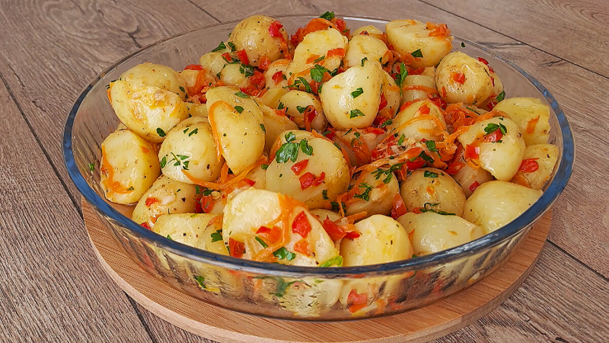 Тушеная картошка с овощами на сковороде