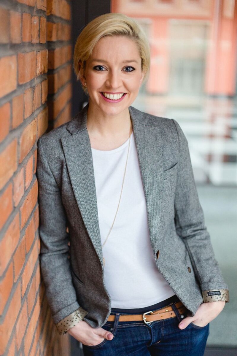 Улыбка, открытая поза, все то, что располагает. Нейтральная обстановка, лицо и фигура. Здесь все понятно и вызывает доверие к встрече. Сюрпризов не будет) Отличный вариант для менеджмента.