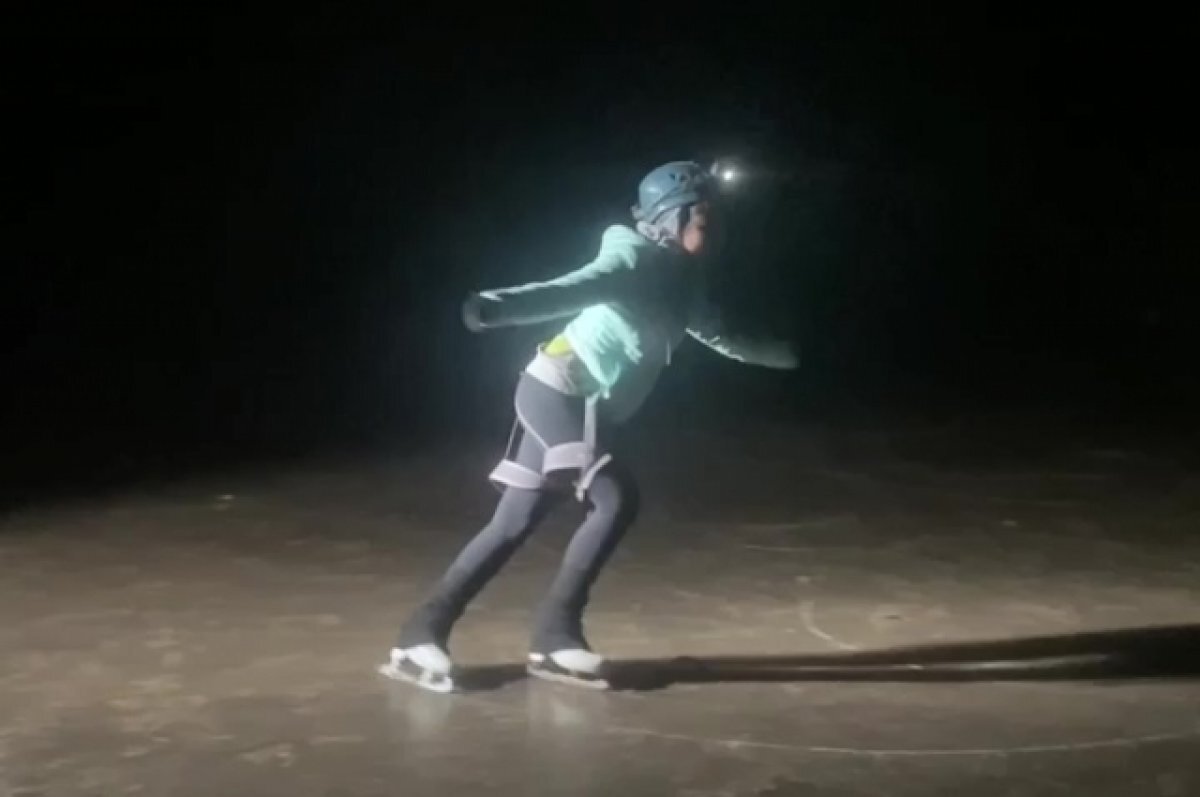    Забайкальцы снимают видеоролик с катанием на коньках в пещере Хээтэй