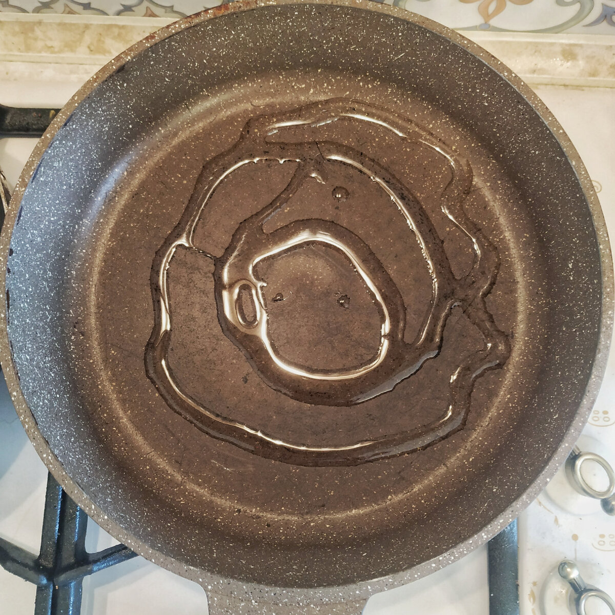 Для приготовления яичницы - разогреваем сковороду с маслом