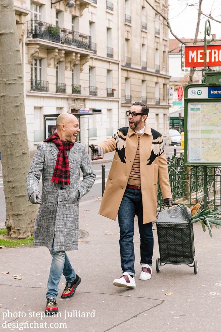 Дизайнеры Артур Миранда и Жак Бек из бюро Oitoemponto много путешествуют по работе – но всегда с радостью возвращаются в Париж: Жак здесь родился, а Артур просто обожает этот город.