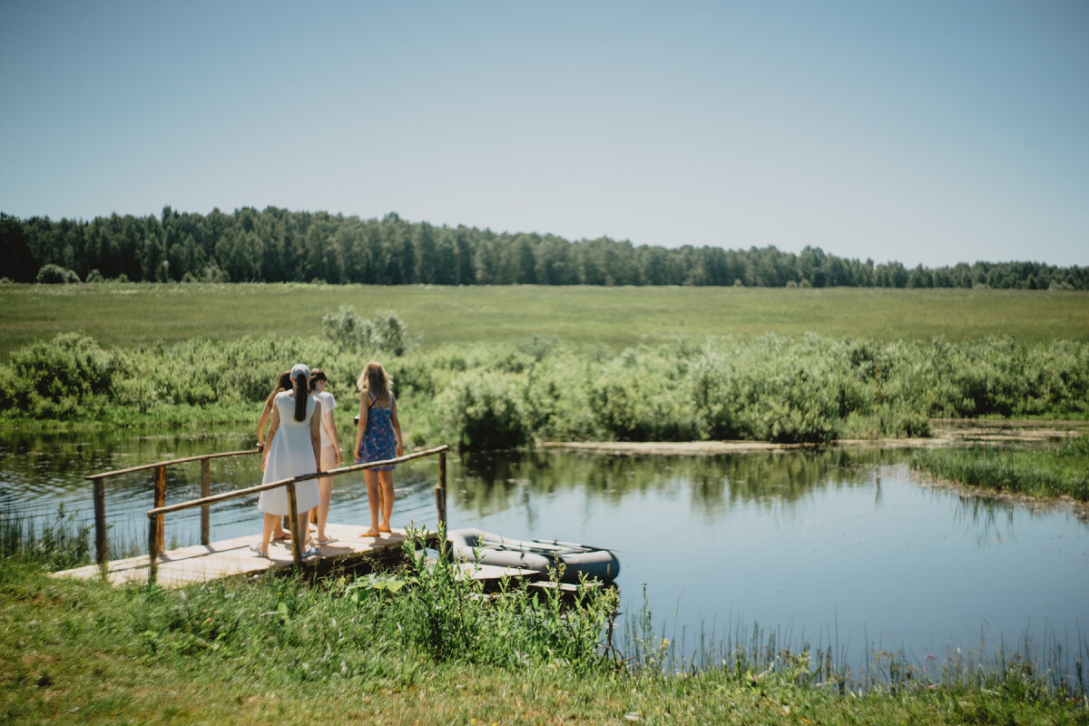 Речка в минуте ходьбы от дома. Можно купаться, рыбачить, кататься на лодке или сапах