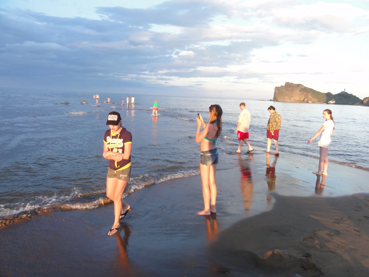 Рудная Пристань, вдали - м. Бринера