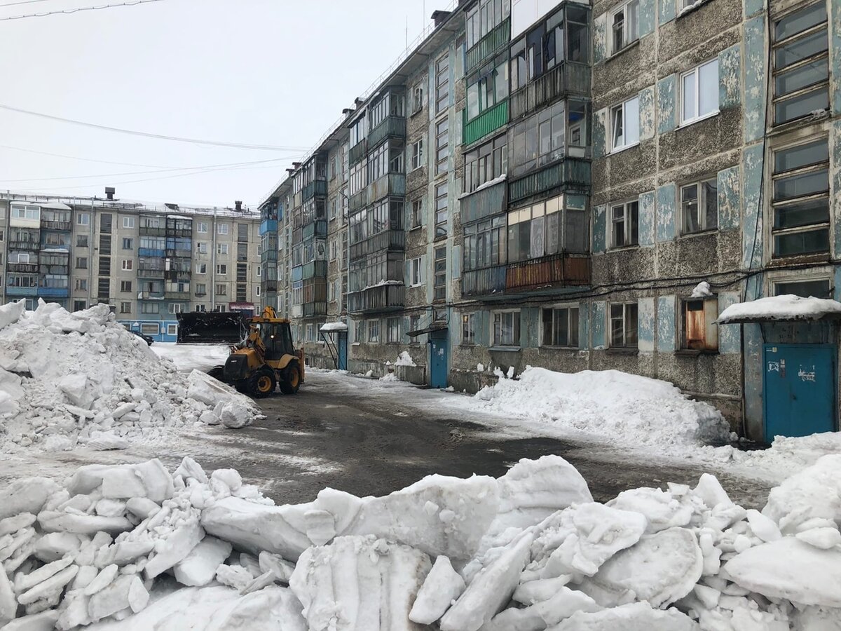 Подолгу жить в таком городе, среди серого неба и серых домов опасно для психики. Зимняя Воркута.