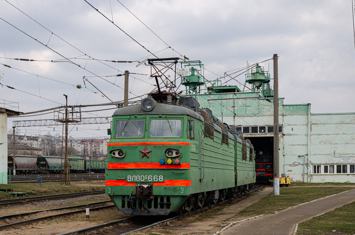 ВЛ80С-668 (ТЧЭ-41 Вязьма-Сорт). За ним прячется ВЛ80-1737