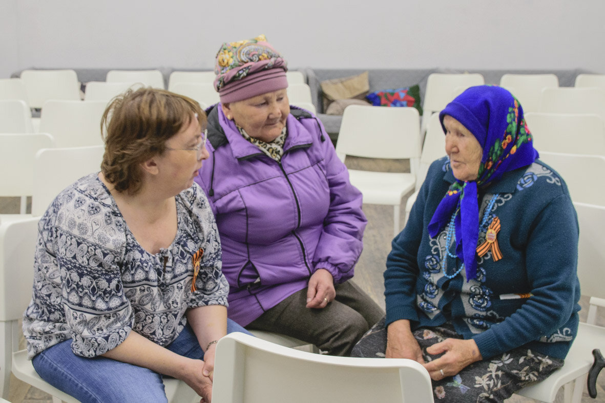 Татьяна Анатольевна Власова берет интервью у сепских старожилов