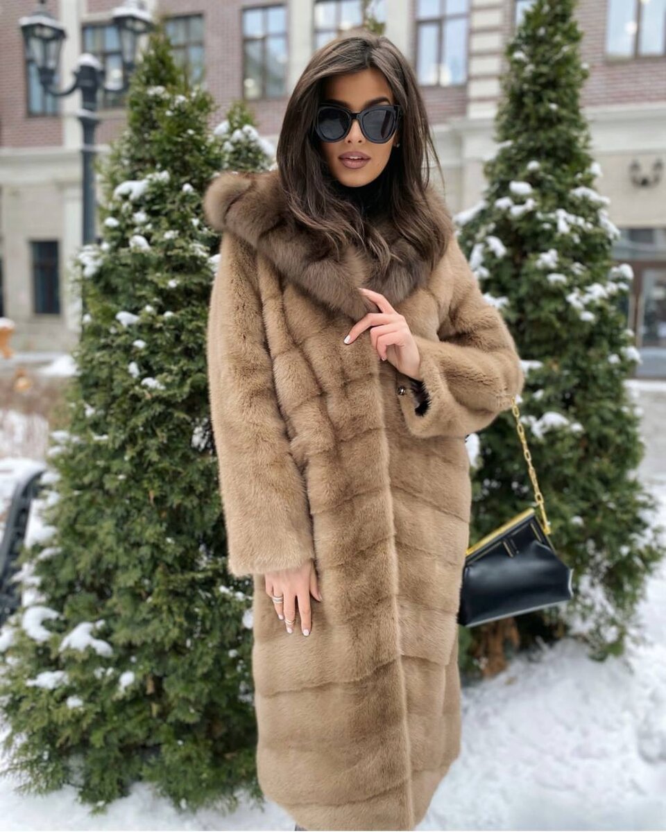 Норковая шуба пастельного цвета с капюшоном из куницы 