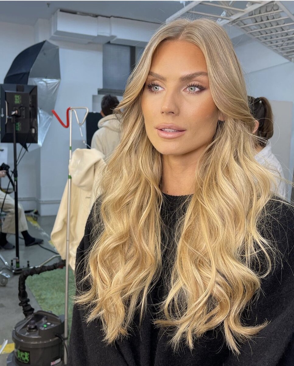 Не забывайте добавлять легкие бронзовые оттенки в ежедневном макияже, а также на верхнюю часть скулы наносим совсем немного хайлайтера. Свежий и отдохнувший вид, как-будто только из отпуска, обеспечен!