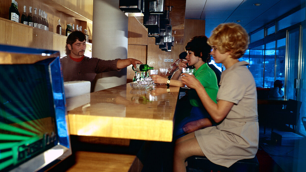 Туристы в баре гостиницы «Домбай», расположенной в одноименном поселке Карачаево-Черкесской автономной области. Б.Логинов/Sputnik