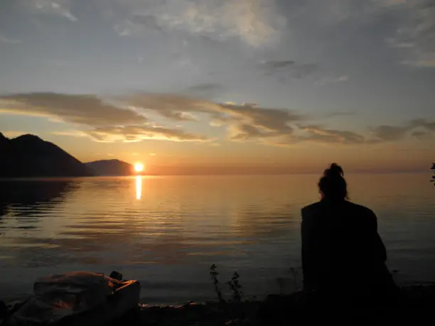 4 утра. Байкал просыпается. Штиль. До местных ветров - ещё 5-6 часов. Фото Юрия Байкальского.