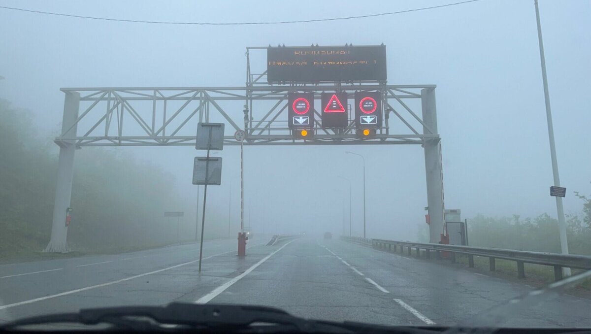     Сезон туманов продолжает терроризировать Приморский край и его столицу. Густая пелена накрыла и спрятала от глаз Русский мост с самым длинным в мире пролётом.