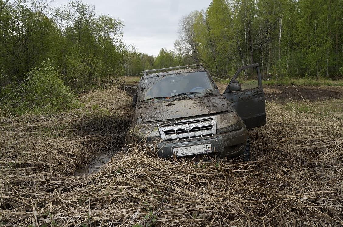 на фото наша машинка в Карелии, было дело. А этот хотел на кроссовере там проехать...ну, да.... 