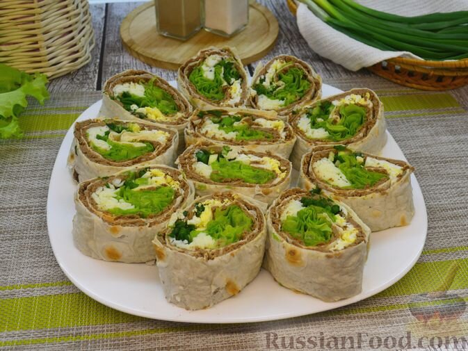 печень куриная, лаваш, листья салата, яйца, сыр сулугуни, лук зелёный, кетчуп, базилик, чабер, соль