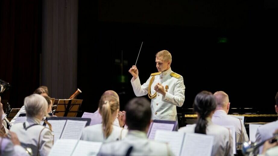     Впервые за 11 лет проведения фестиваля в программе нет оркестров из-за рубежа. В этом году не будет ни любимых хабаровчанами кельтов, ни даже коллективов из КНДР и Белоруссии. В программе представлены только российские коллективы