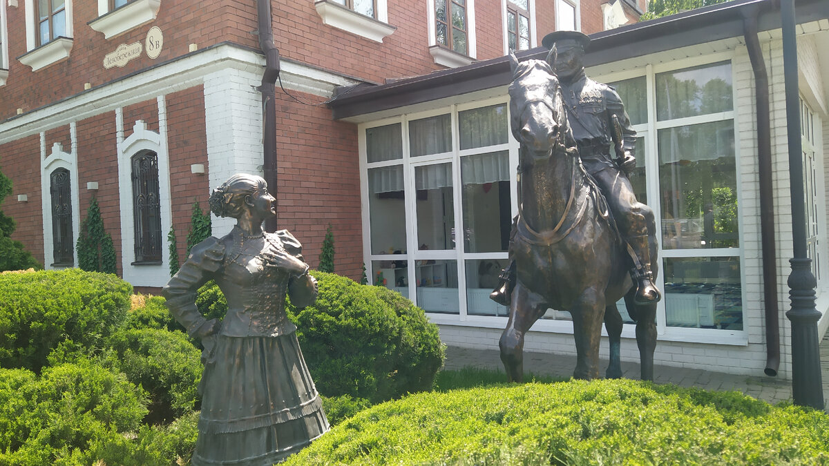 Памятник казаку и казачке