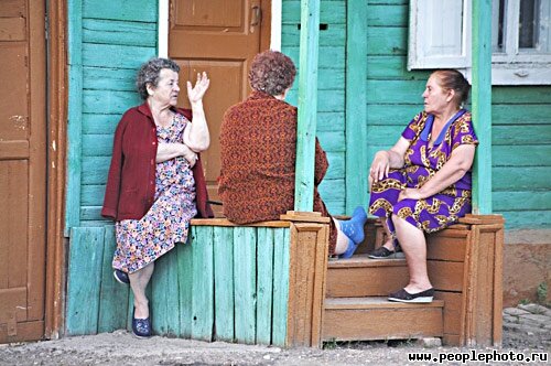 Первый сижу. Бабушка на крыльце. Сплетница в деревне. Бабки под окном. Бабки на крыльце.