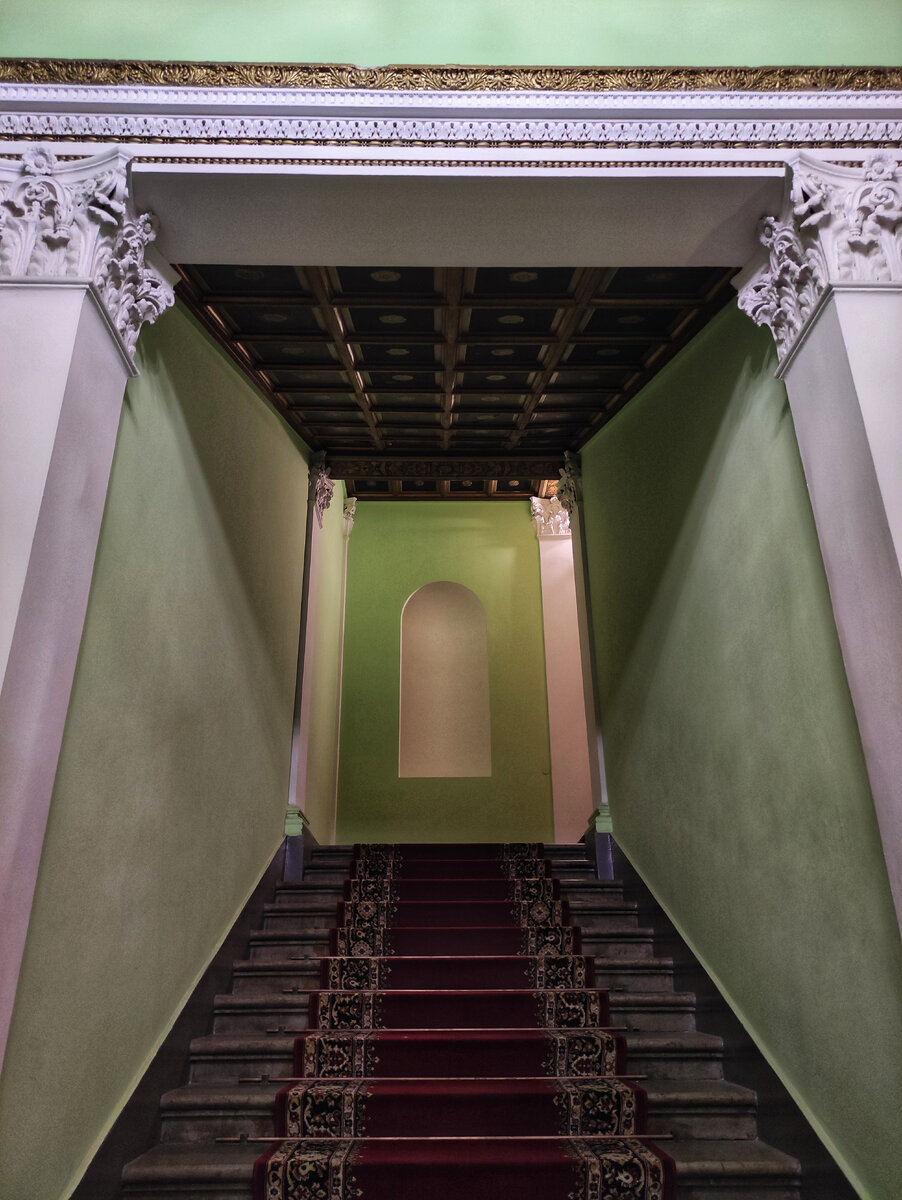 Одна из ниш под скульптуры так и осталась пустой. Фото автора.