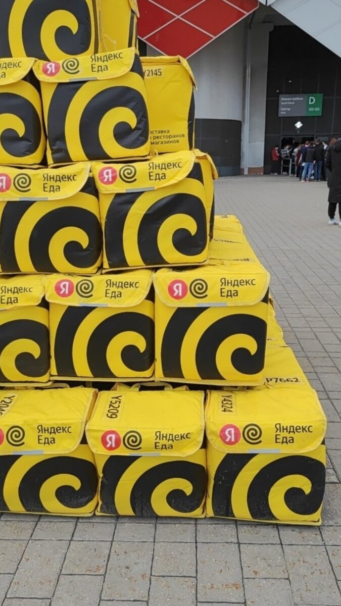 Пирамида из сумок яндекс еды на стадионе Спартак.