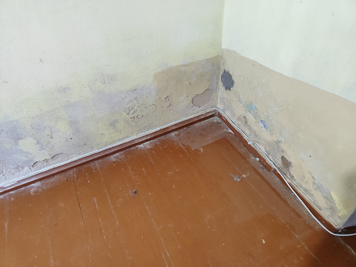 стены в спальной, в детской было хуже