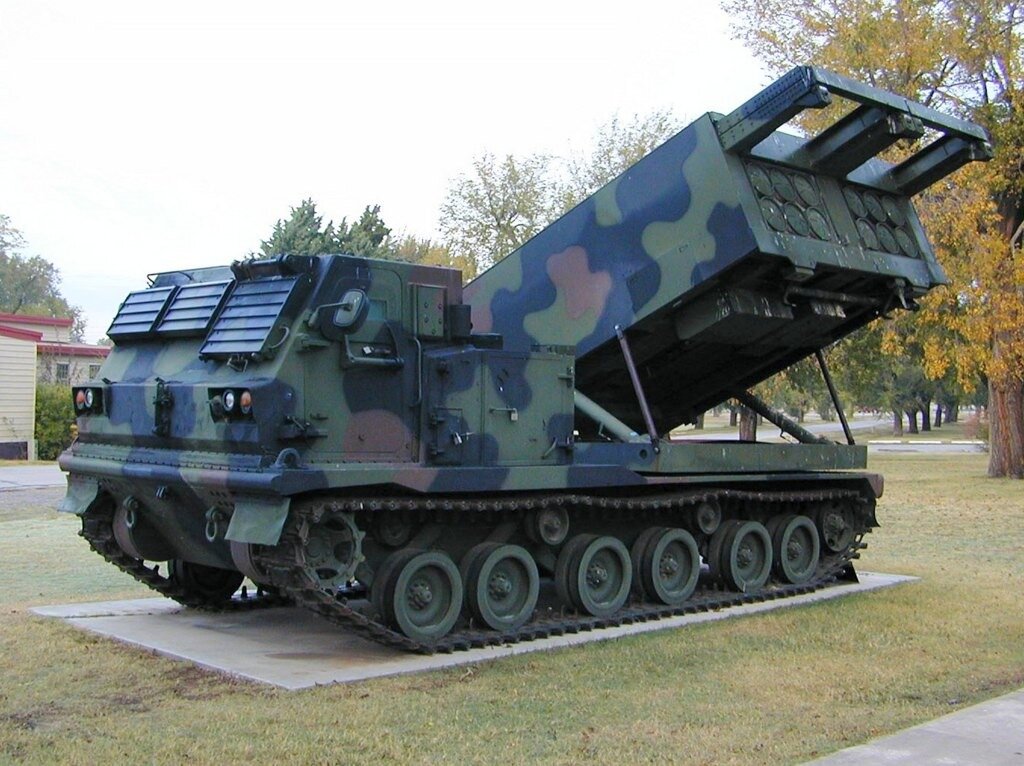 Gmlrs ракета. M270 MLRS. РСЗО m270. РСЗО м270 MLRS. M270 MLRS ракетный комплекс.