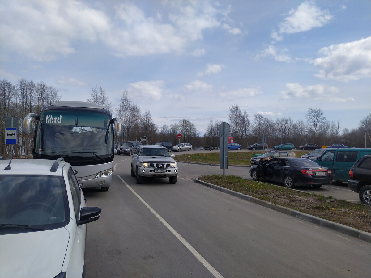 Парковка у пристани Оятевщина, откуда дешевле всего попасть в музей-заповедник Кижи