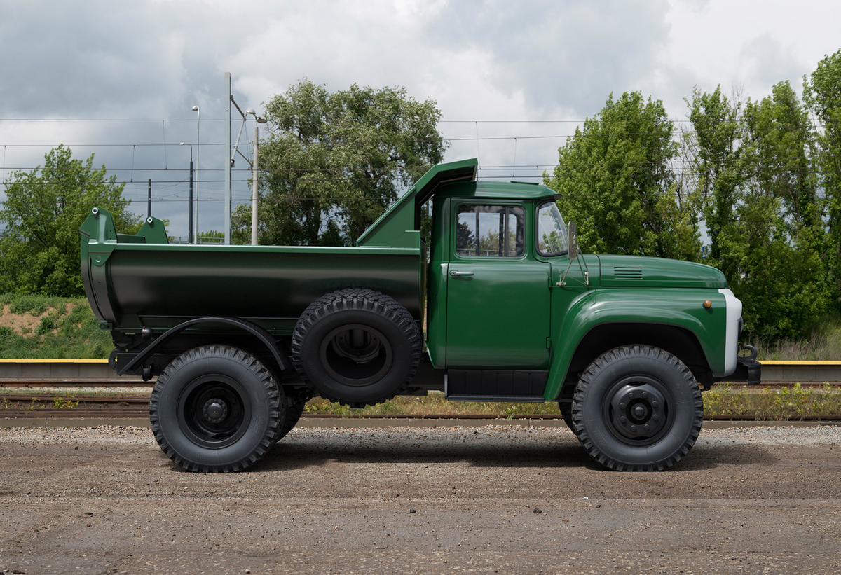 Вид сбоку на ЗИЛ-130 с полуэллиптическим кузовом
