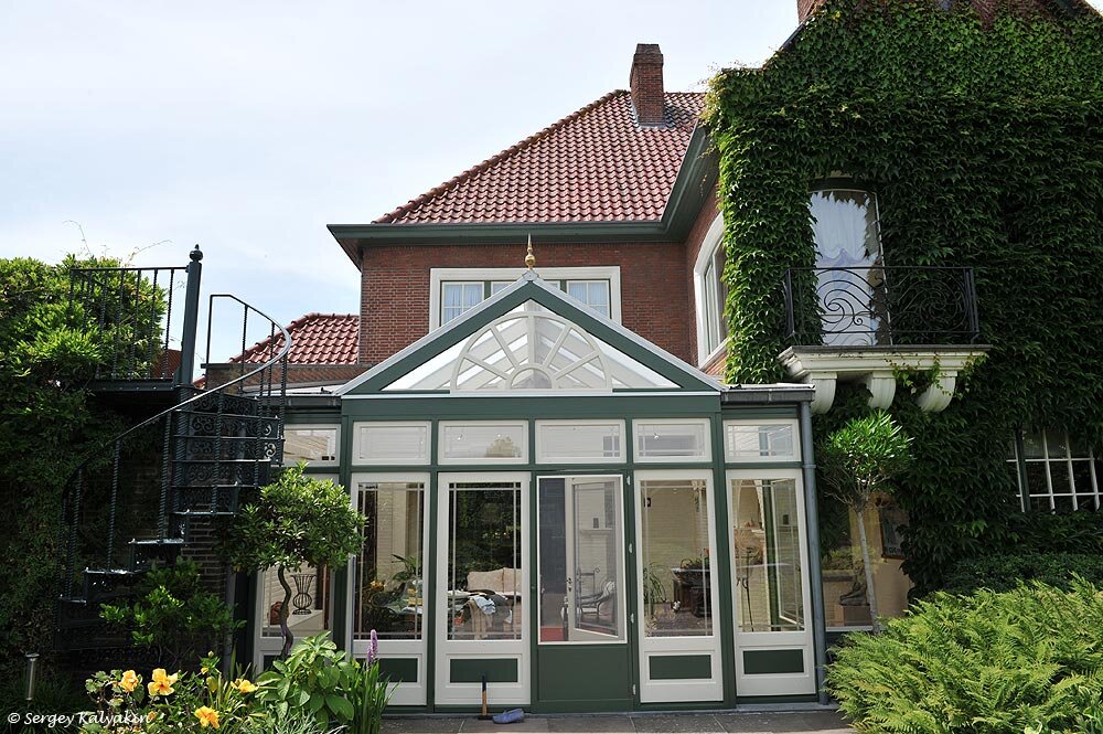 2. В галерее 6 фото, листайте