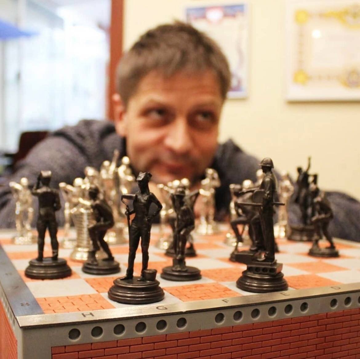 Набор шахмат строителю.