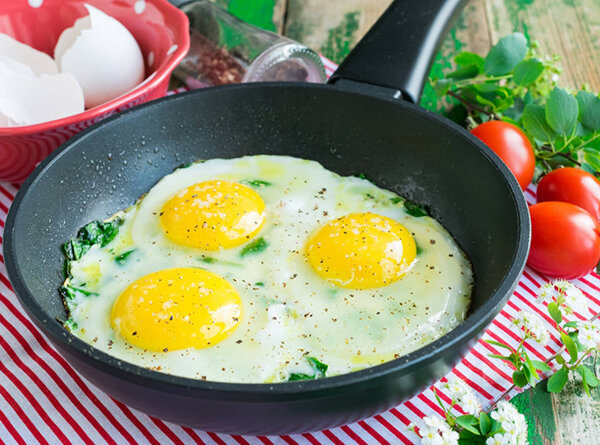 Лучшее начало рабочего дня — вкуснейшая яичница со шпинатом (рецепт с фото прилагается ниже).-6