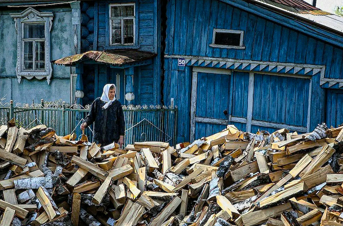 Национальное достояние народа. Бабушка с дровами. Деревни без газа в России. Дрова в деревне.