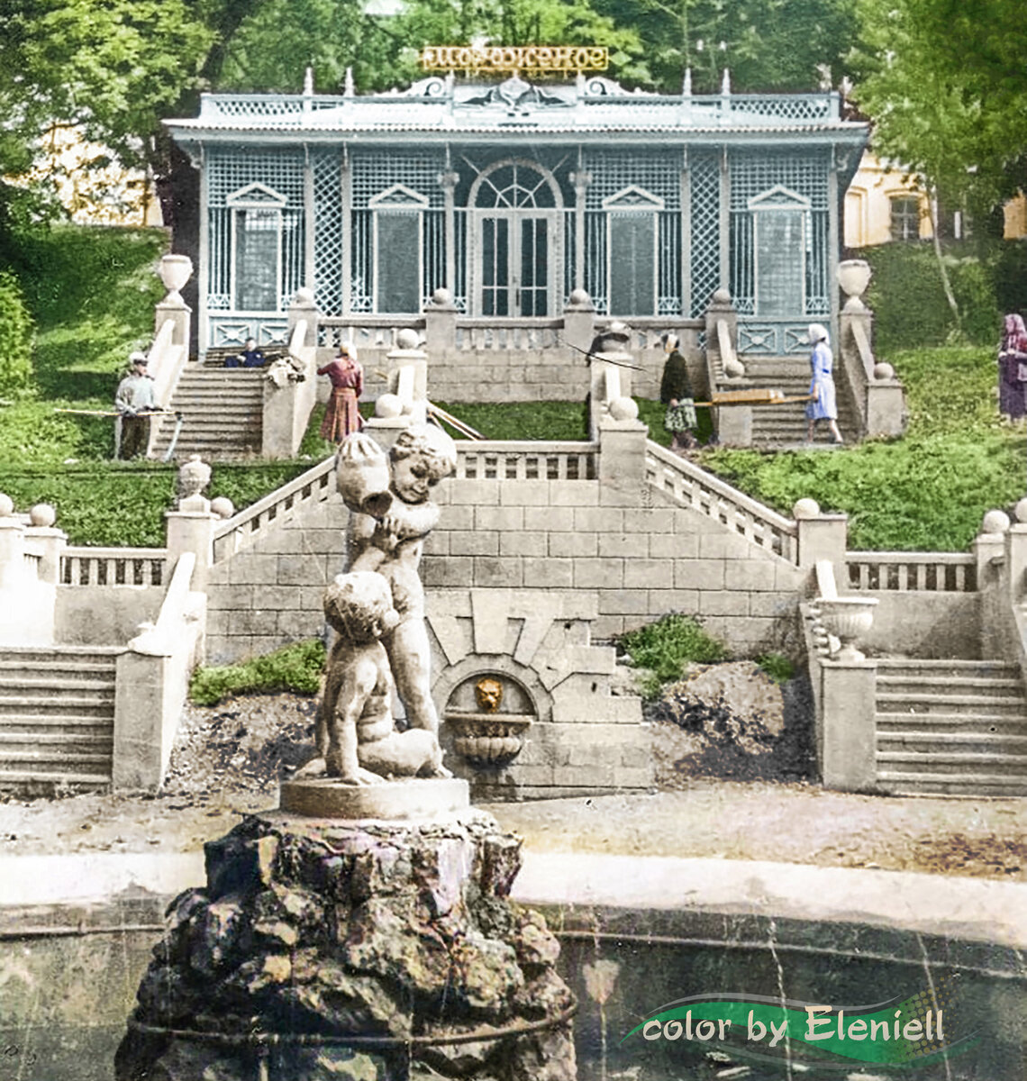 На переднем плане скульптура "Мальчик с кувшином", позади виднеется кафе "Мороженое". Фото из альбома Виктора Тонкочеева, конец 1950-х гг. Колоризация Eleniell