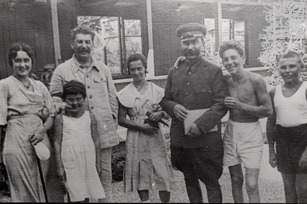 Сколько сыновей у сталина. Сталин Иосиф Виссарионович семья и дети.