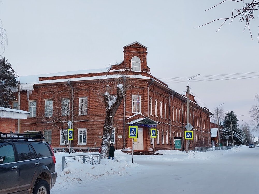 Оглавление Мы с супругой доехали на Ховере до краеведческого музея Тотьмы. Это двухэтажное здание из красного кирпича находится рядом с центральным парком и кафе "Калифорния".