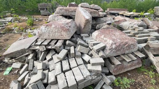 Остатки былой роскоши в Москве. Выброшенная тротуарная плитка на ...