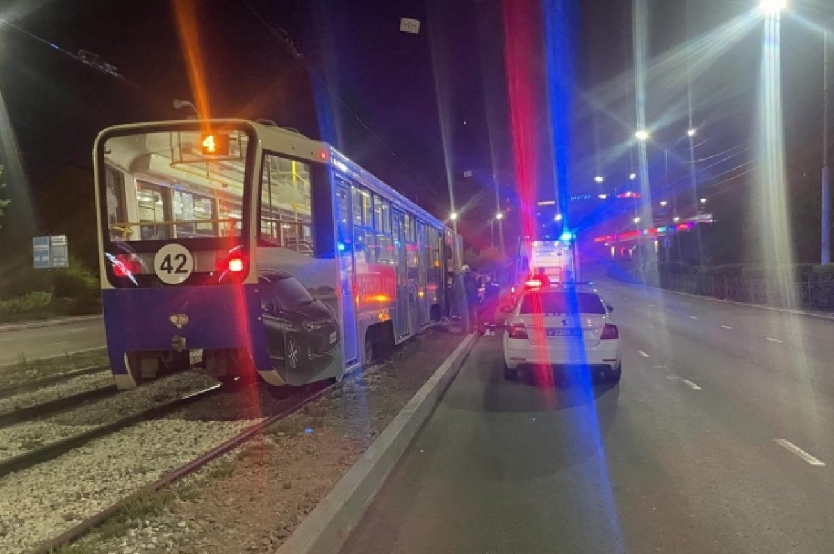    В Улан-Удэ трамвай наехал на лежащего на рельсах мужчину