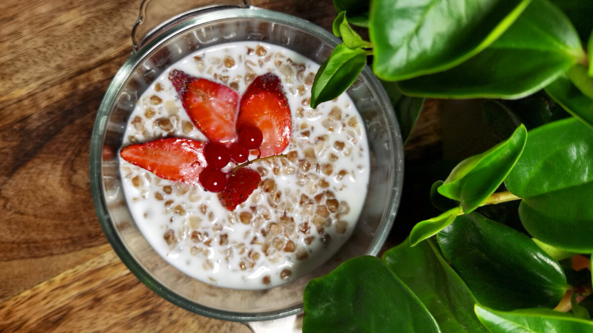 Клубнику можно заменить бананом или яблочком. Впрочем и без фруктово-ягодного изобилия десерт прекрасен. Фото автора 