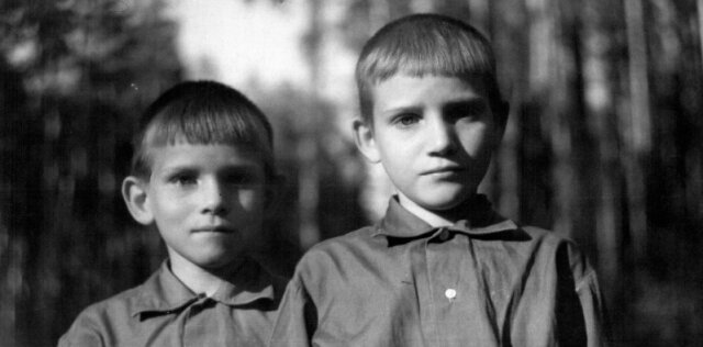 Фото с братом, сделанное нашим дядей в Перми в 1967 г.