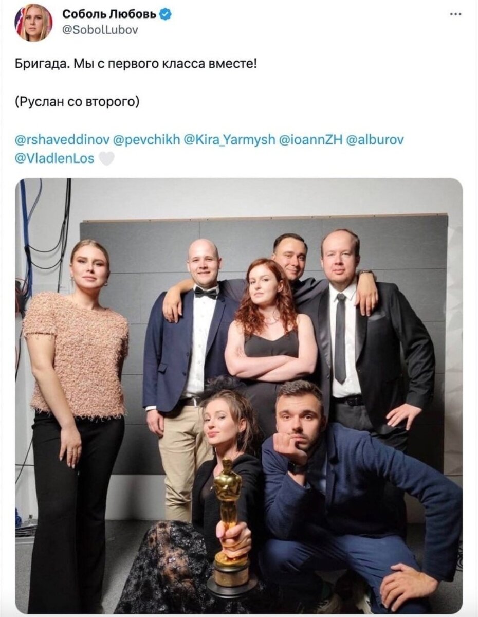 Бригадир за всех на швейной машинке отдувается... 