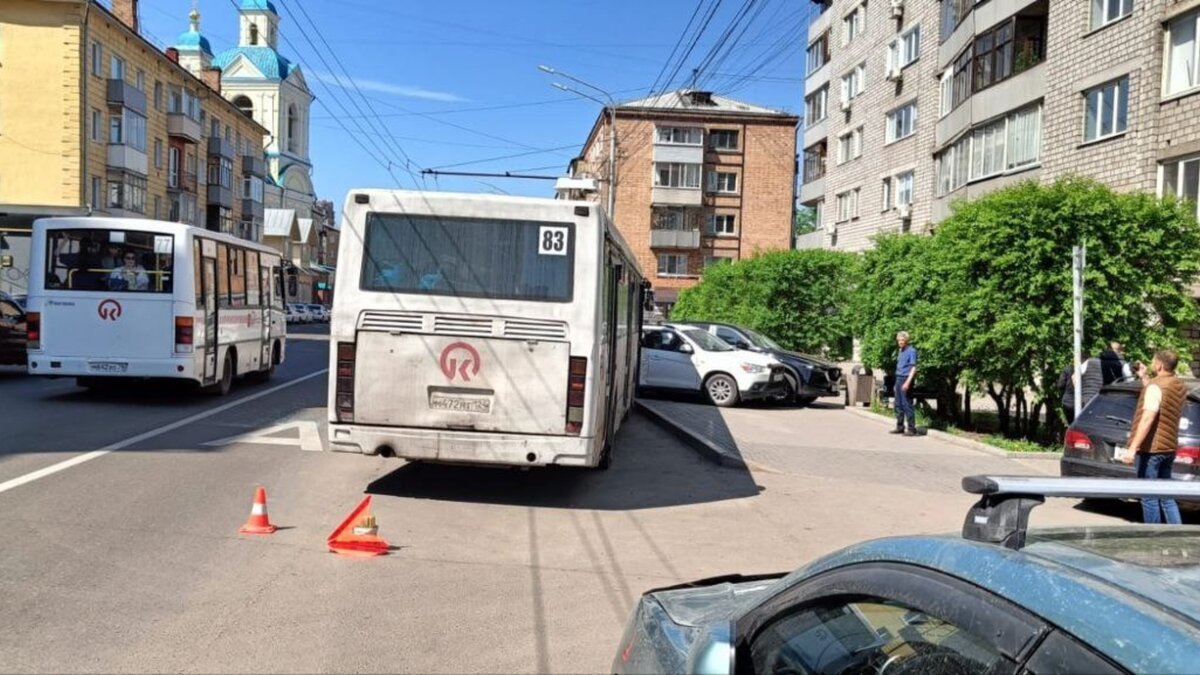     В Красноярске на улице Ленина автобус столкнулся с пятью припаркованными автомобилями.