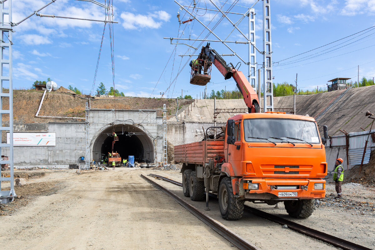 В самом длинном тоннеле Забайкальской железной дороги приступили к укладке  пути | Строительный мир | Дзен