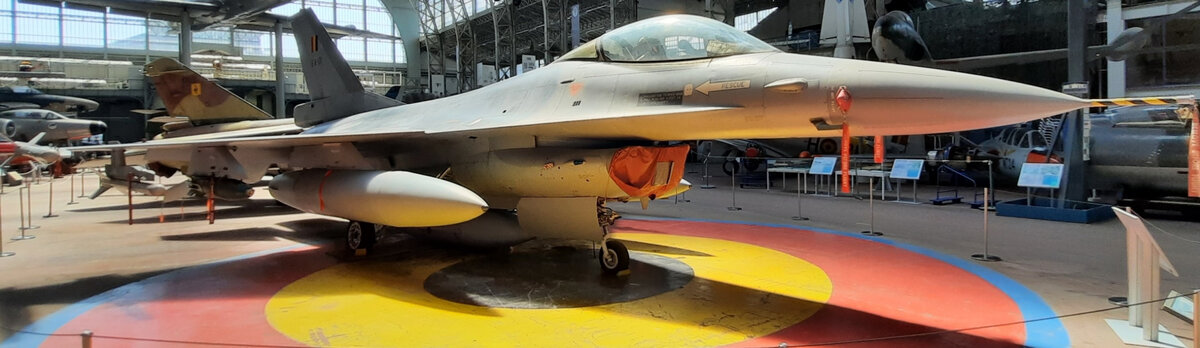 F-16 уже можно найти в музеях. Но последние модификации доведены до уровня 4++ и оснащены современным радаром, ракетами, бортовой ЭВМ, авионикой и системами РЭБ.  