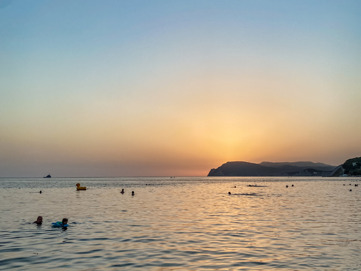 Закат в Широкой Балке под Новороссийском.