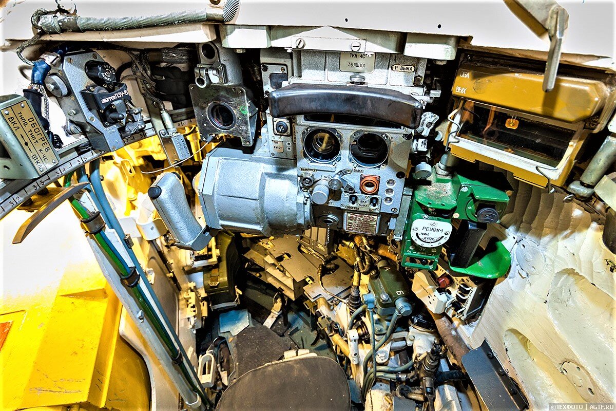 Рабочее место командира. На окулярах прицела- прибора наблюдения ТКН-4С и зенитного прицела ПЗУ-7 отсутствуют наглазники.