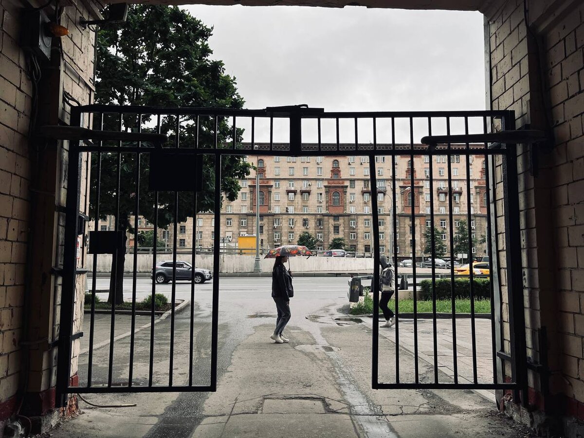 Вход во дворы сталинок на Соколе